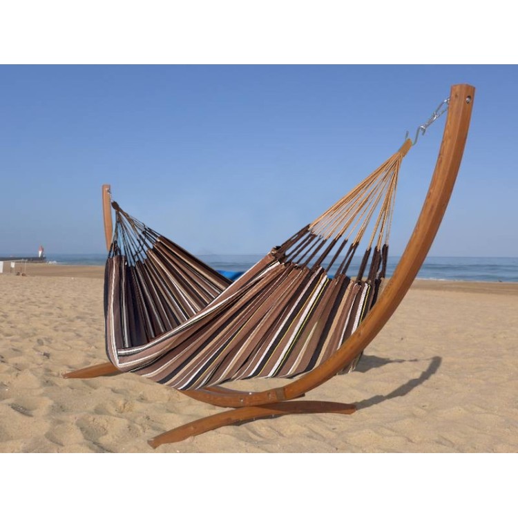 Hamac dans les tons marron en coton recyclé avec support en bois situé en mer