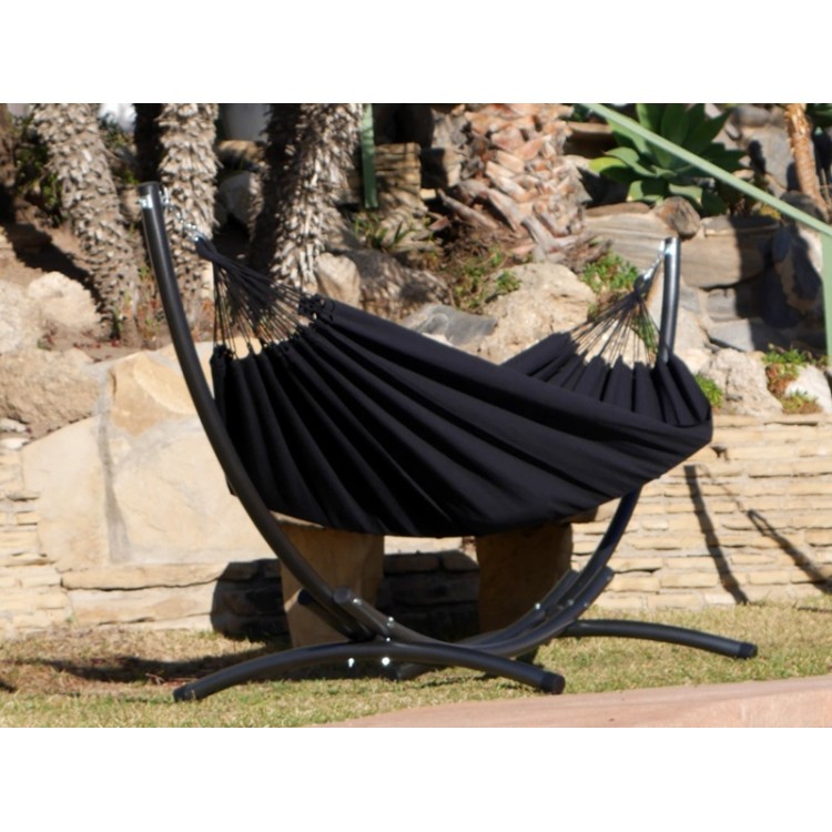 Hamac XL cloud black avec support métallique, situé dans un jardin ensoleillé