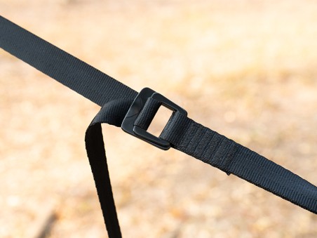 Détail du système de fixation : sangle en nylon noir haute résistance avec boucle de réglage robuste pour hamac
