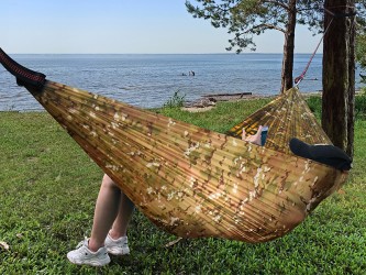 Hamac militaire léger 1 place  au bord d'un étang