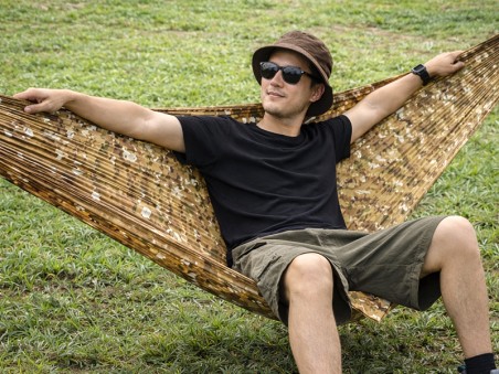 Homme détendu, les bras ouverts dans un hamac militaire léger 1 place – Toile parachute