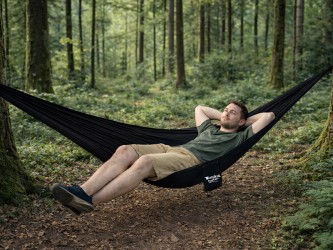 Homme allongée dans le hamac Adventure Ultra Light, illustrant la profondeur et le soutien du tissu
