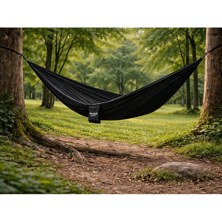 Hamac Adventure ultra light noir dans une forêt