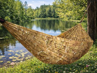 Hamac militaire léger 1 place – Toile parachute au bord d'un étang