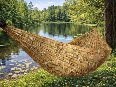 Hamac militaire léger 1 place – Toile parachute au bord d'un étang