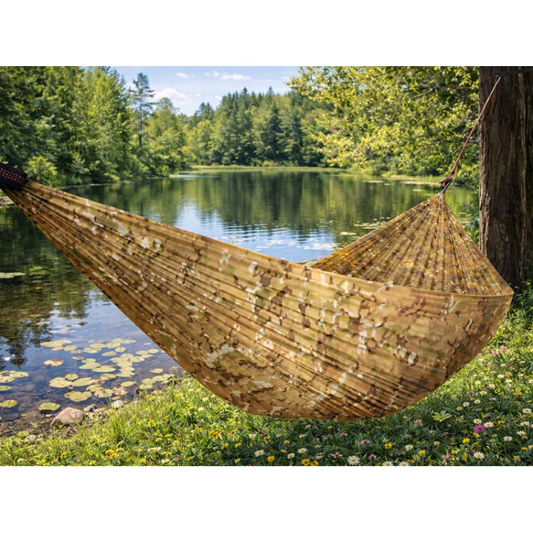 Hamac militaire léger 1 place – Toile parachute au bord d'un étang