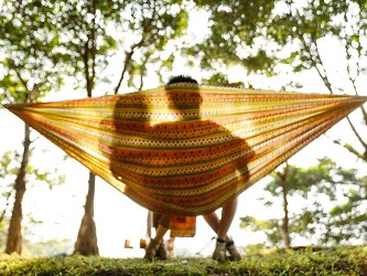 Famille se reposant dans une hamac Explorer L nylon jaune dans une forêt