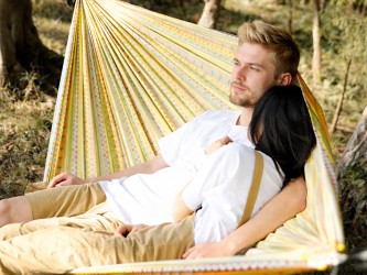 Couple reposant dans une hamac Explorer L nylon jaune dans une forêt