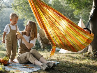 Une famille profitant d'une journée à la campagne dans un hamac