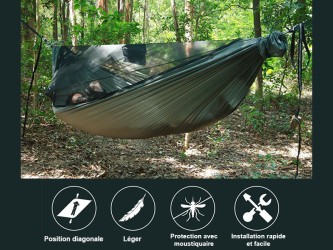 Hamac en toile parachute vert suspendu entre des arbres en environnement naturel