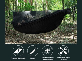 Hamac en toile parachute vert suspendu entre des arbres en environnement naturel