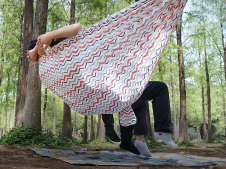 Vue du dessus d'une personne allongée dans un hamac explorer L nylon blanc