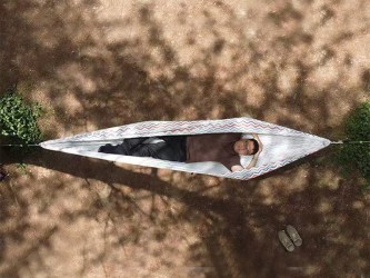 Vue de dessus d'une personne allongée dans un hamac explorer L nylon blanc