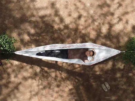 Vue de dessus d'une personne allongée dans un hamac explorer L nylon blanc