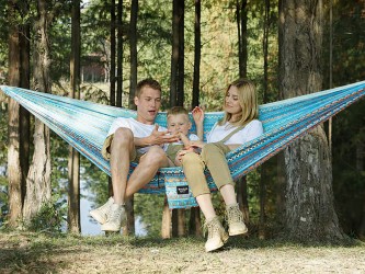 Une famille profitant d'une journée à la campagne dans un hamac