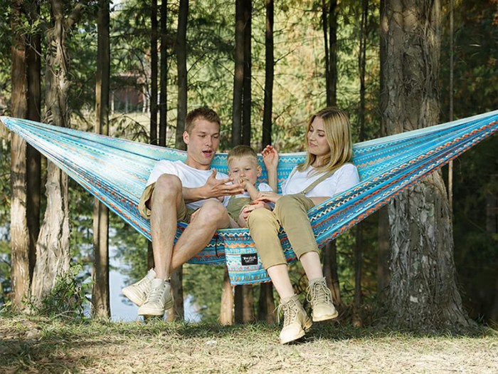 Une famille profitant d'une journée à la campagne dans un hamac