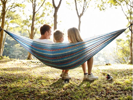Famille se reposant dans une hamac Explorer L nylon bleu dans une forêt