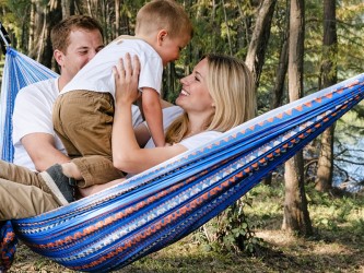 Une famille profitant d'une journée à la campagne dans un hamac