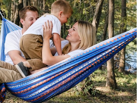 Une famille profitant d'une journée à la campagne dans un hamac