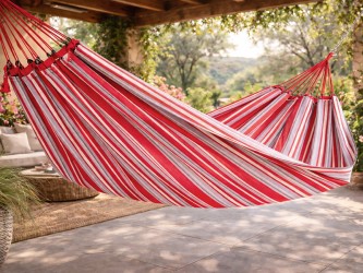 Hamac CARIBE XL Osiris, rayures rouges multicolores, sur une terrasse tropicale