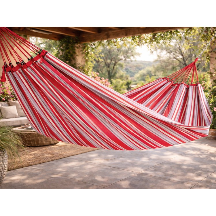 Hamac CARIBE XL Osiris, rayures rouges multicolores, sur une terrasse tropicale
