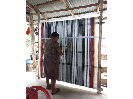 Artisan colombien fabriquant un hamac