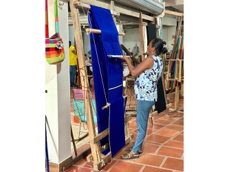 Artisan colombien fabriquant un hamac