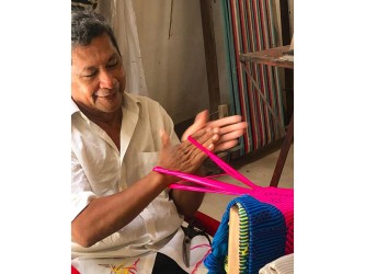 Artisan colombien fabriquant un hamac