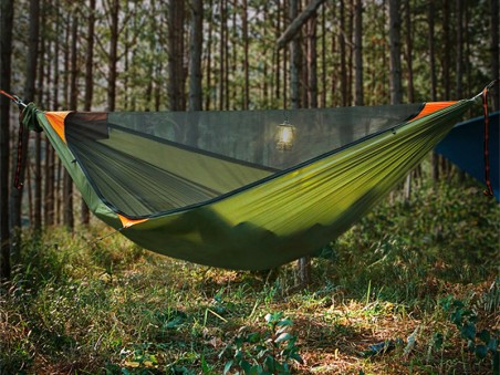 Hamac Trekking Pro avec moustiquaire suspendu dans la forêt