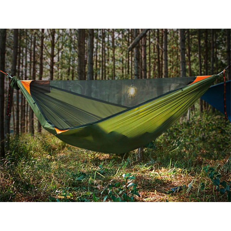 Hamac Trekking Pro avec moustiquaire suspendu dans la forêt