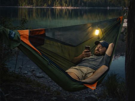 Homme allongé dans un hamac technique avec un tissu résistant et une structure ergonomique