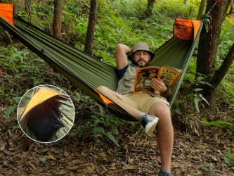 Homme allongé dans un Hamac Trekking Pro avec moustiquaire and details