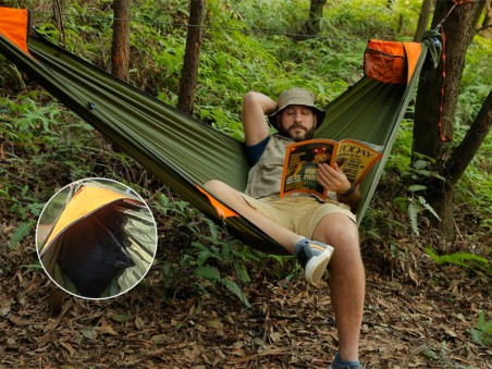 Homme allongé dans un Hamac Trekking Pro avec moustiquaire and details