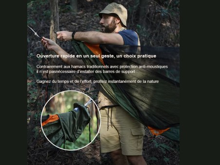 Homme installant un hamac trekking Pro avec moustiquaire dans la nature