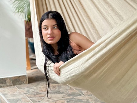 Fille allongée dans un hamac CARIBE XXL