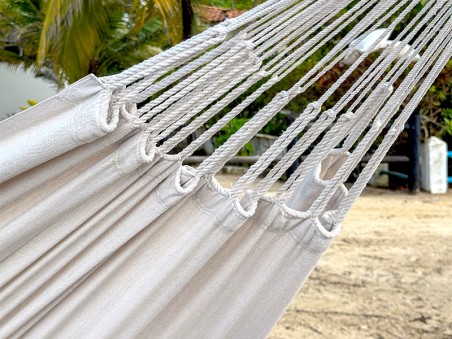 Détail du tissu et des têtes du hamac coton recyclé L ecru