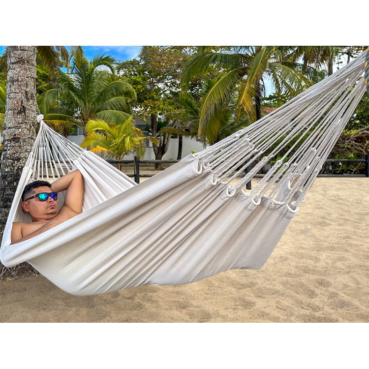 Homme se reposant dans un hamac coton recyclé L ecru au bord de la plage
