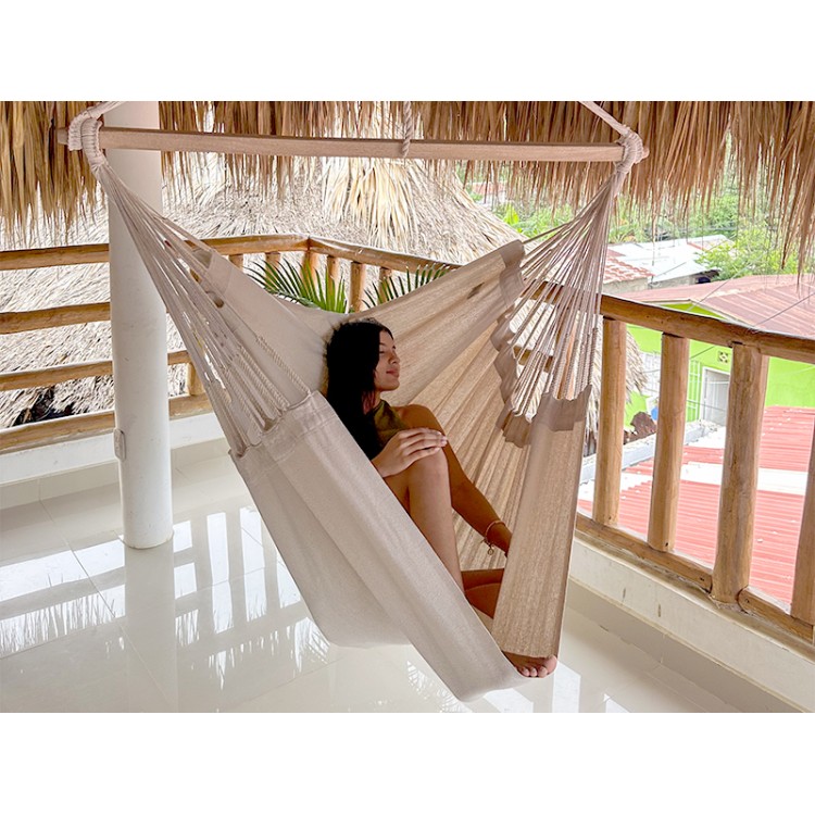 Fille allongée dans un hamac chaise hamac XXL CARIBENA Ecru sur une terrasse