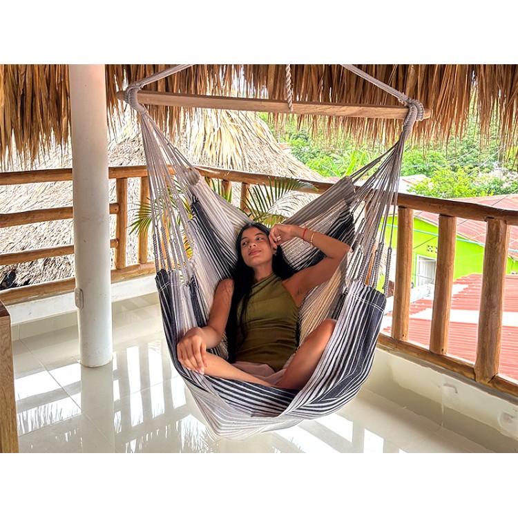 Fille allongée dans un chaise hamac XXL MARIPOSITA 3 Gris sur une terrasse