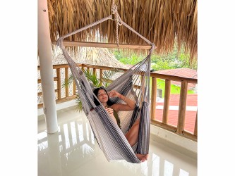 Fille allongée dans un chaise hamac XXL MARIPOSITA 3 Gris sur une terrasse