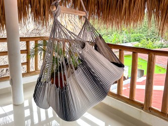 Fille allongée dans un chaise hamac XXL MARIPOSITA 3 Gris sur une terrasse