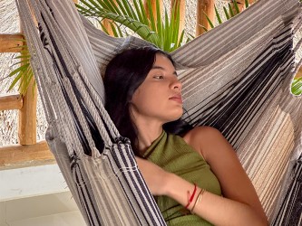 Détail d'une fille se reposant dans une chaise hamac XXL MARIPOSITA 3 Gris