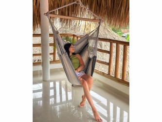 Fille assise dans un chaise hamac XXL MARIPOSITA 3 Gris sur une terrasse