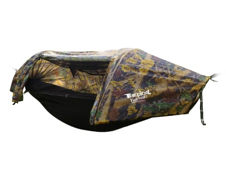 Hamac camouflage militaire tout-en-un avec moustiquaire et bâche imperméable sur fond blanc