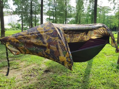 Hamac camouflage militaire tout-en-un avec moustiquaire et bâche imperméable suspendue dans la forêt