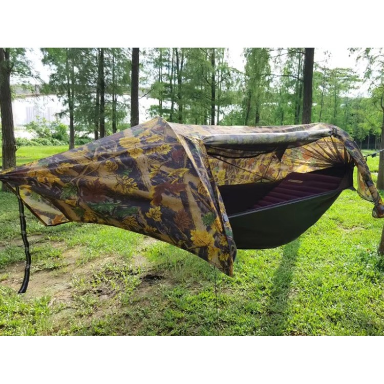 Hamac camouflage militaire tout-en-un avec moustiquaire et bâche imperméable suspendue dans la forêt