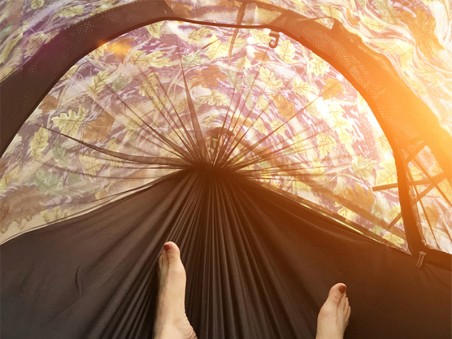 Personne profitant de son Hamac camouflage militaire tout-en-un avec moustiquaire et bâche imperméable dans la nature