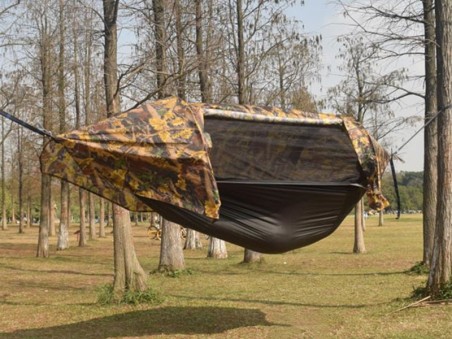 Hamac camouflage militaire tout-en-un avec moustiquaire et bâche imperméable suspendue dans la forêt