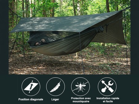 Hamac parachute vert armée avec moustiquaire + Tarp suspendu entre des arbres en environnement naturel