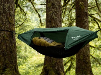 Hamac de survie avec moustiquaire et bâche anti-pluie intégrée suspendue dans la forêt